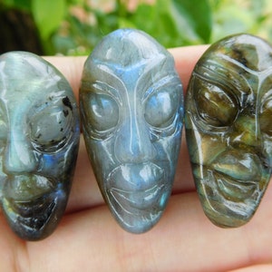 Labradorit geschnitzt Alien-Anhänger. Alien Charme. Schädel-Anhänger. Schädel Halskette. Edelstein schnitzen Alien Halskette. Alien-Schmuck. Geschenk für sie