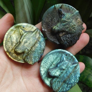 Carve crystal wolf. labradorite wolf. carved wolf head. wolf jewelry. western jewelry. carve crystal pendant. carve labradorite pendant