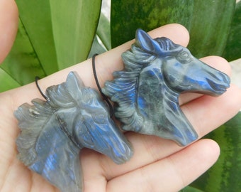 Labradorit Pferd Anhänger. Pferd Schmuck. geschnitzte Pferdehalskette. schnitzen Pferdecharme. Pferdesammlung. Schmuckherstellung. Edelstein Anhänger
