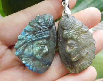 Cabeza de indio labradorita. cabeza de indio tallada. Cabeza de guerrero indio. guerrero labradorita. colgante guerrero. artesanía de piedras preciosas. tribu tallada