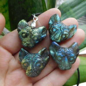 ラブラドライト彫刻の猫ペンダント。宝石彫刻の猫チャーム。動物工芸ジュエリー。小さな彫刻の猫ネックレス。ラブラドライト彫刻。