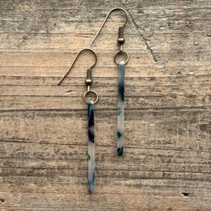Pendientes colgantes de acrílico azul y verde: estilo bohemio hippie