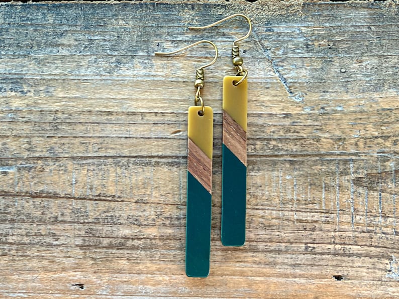 Boucles d'oreilles pendantes bohèmes : résine et bois vert olive, bijoux bohèmes légers