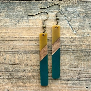 Pendientes colgantes estilo boho: resina verde oliva y madera, joyería ligera estilo boho.