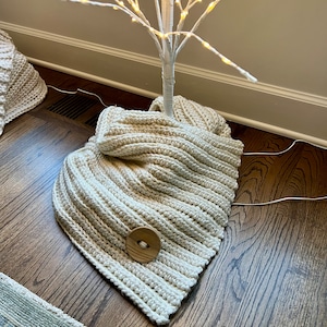 Farmhouse style tree skirt, handmade Christmas tree skirt, Farmhouse Christmas, Rustic tree skirt, Crocheted tree skirt, Christmas decor