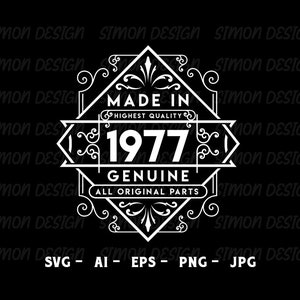 Könnte beinhalten: Eine weiße Grafik im Vintage-Stil mit schwarzem Hintergrund. Die Grafik zeigt einen dekorativen Rahmen mit einer Diamantform in der Mitte. Der Text im Rahmen lautet "Made in 1977 Highest Quality Genuine All Original Parts".