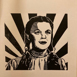 Dorota: Ręcznie rzeźbiony i drukowany portret Judy Garland w klasycznym Czarnoksiężniku z Krainy Oz z 1939 r.