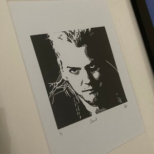 K&ouml;nnte beinhalten: Schwarz-wei&szlig;er Linolschnitt eines M&auml;nnergesichts. Der Druck ist signiert mit "David" und nummeriert mit "4/3".