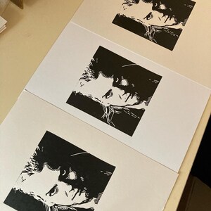 K&ouml;nnte beinhalten: Drei Schwarzwei&szlig;drucke eines Portr&auml;ts einer Person, deren Haare ihr Gesicht bedecken. Die Drucke sind auf wei&szlig;em Papier.
