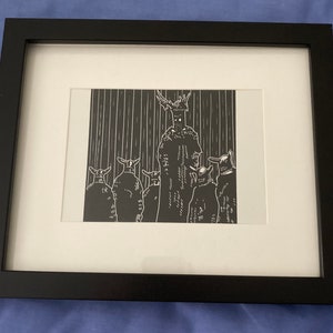 Puede incluir: Ilustración en blanco y negro de una figura alta con cuernos y cinco figuras más pequeñas de pie frente a ella. Las figuras están todas mirando al espectador y tienen una apariencia oscura y sombría.