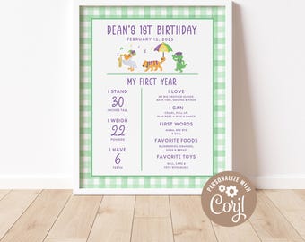 Könnte beinhalten: Ein grünes und weißes kariertes, druckbares Poster mit einer niedlichen Illustration von Tieren. Das Poster ist für den ersten Geburtstag eines Kindes und enthält den Namen des Kindes, Dean, und das Datum des Geburtstages, den 15. Februar 2025. Das Poster listet die Meilensteine des Kindes auf, darunter seine Größe, sein Gewicht und die Anzahl seiner Zähne. Es listet auch seine Lieblingsessen und -spielzeuge auf.