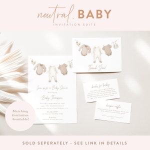 Puede incluir: Un conjunto de invitaciones para una baby shower de g&eacute;nero neutro con una ilustraci&oacute;n de acuarela de ropa colgada en un tendedero. La invitaci&oacute;n incluye el texto "&Uacute;nete a nosotros para una Baby Shower para dar la bienvenida a Baby Thompson" y los detalles del evento. La tarjeta de agradecimiento dice "&iexcl;Gracias!" y la otra tarjeta dice "Libros para beb&eacute;" y "Sorteo de pa&ntilde;ales".