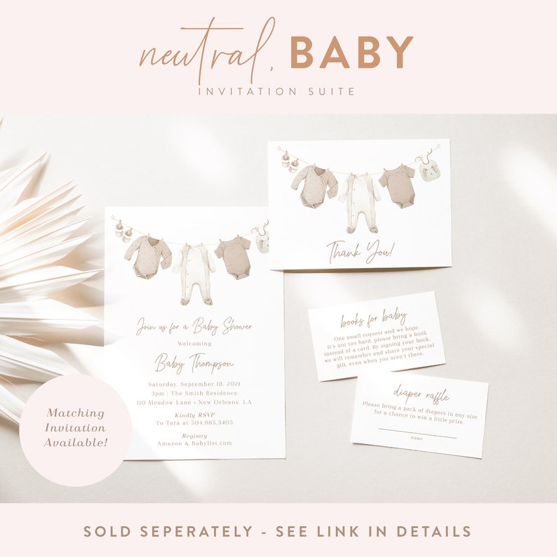 Puede incluir: Un conjunto de invitaciones para una baby shower de g&eacute;nero neutro con una ilustraci&oacute;n de acuarela de ropa colgada en un tendedero. La invitaci&oacute;n incluye el texto "&Uacute;nete a nosotros para una Baby Shower para dar la bienvenida a Baby Thompson" y los detalles del evento. La tarjeta de agradecimiento dice "&iexcl;Gracias!" y la otra tarjeta dice "Libros para beb&eacute;" y "Sorteo de pa&ntilde;ales".