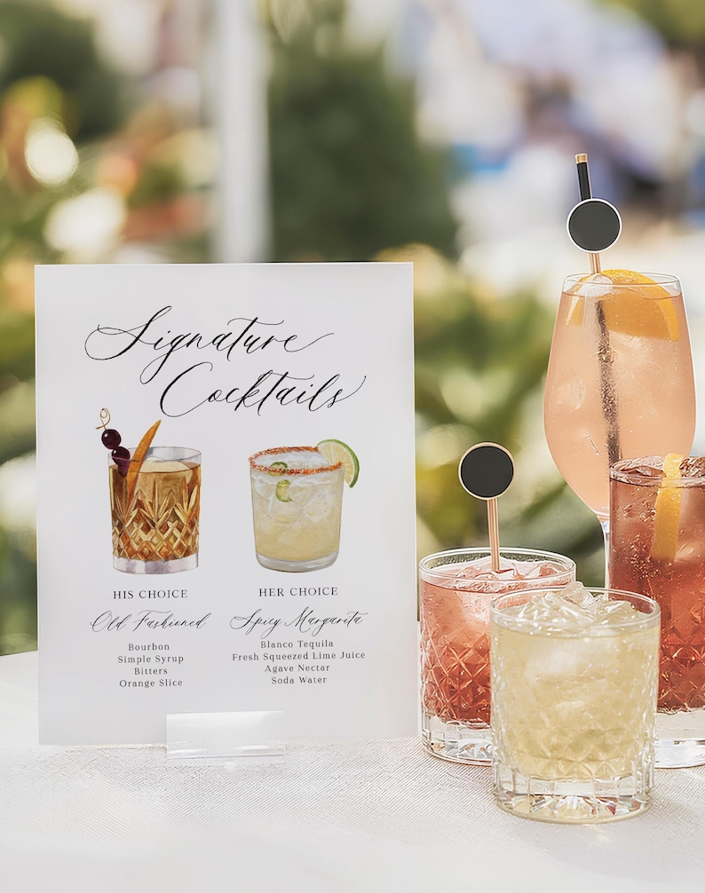 K&ouml;nnte beinhalten: Ein wei&szlig;es rechteckiges Schild mit der Aufschrift Signature Cocktails, Aquarellillustrationen eines Old Fashioned und einer Spicy Margarita sowie deren Zutaten. Daneben stehen drei Gl&auml;ser mit verschiedenen Cocktails.