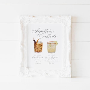 K&ouml;nnte beinhalten: Ein wei&szlig;er, verzierter Rahmen mit einem Schild mit der Aufschrift Signature Cocktails. Das Schild zeigt Aquarellillustrationen eines Old Fashioned und einer Spicy Margarita mit den jeweiligen Zutaten in schwarzer Schrift unter jedem Getr&auml;nk.