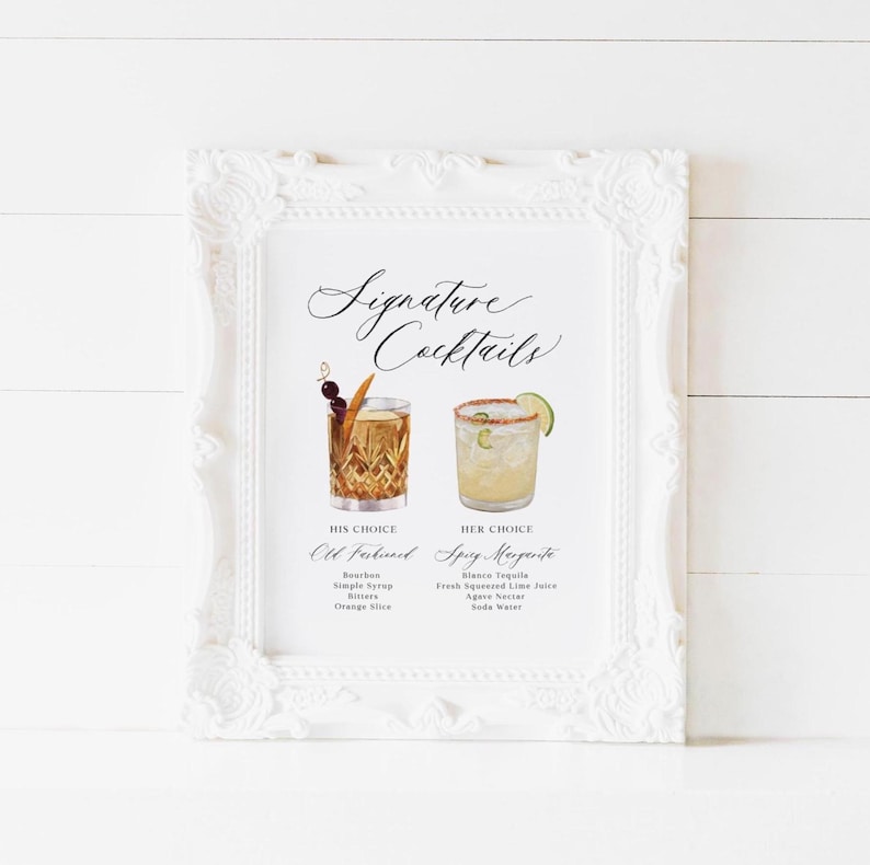 K&ouml;nnte beinhalten: Ein wei&szlig;er, verzierter Rahmen mit einem Schild mit der Aufschrift Signature Cocktails. Das Schild zeigt Aquarellillustrationen eines Old Fashioned und einer Spicy Margarita mit den jeweiligen Zutaten in schwarzer Schrift unter jedem Getr&auml;nk.