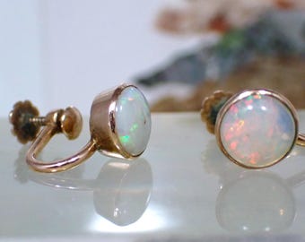 Pendientes antiguos de oro rosa de 9 quilates con ópalo natural y cierre de rosca.