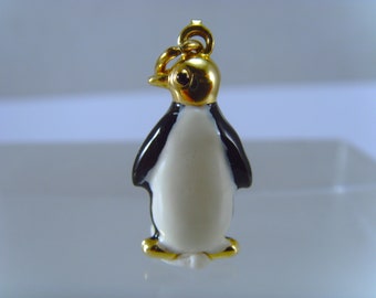 Vintage 9ct gold 2002 hallmarked enamel penguin charm