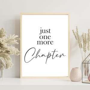 「Just One More Chapter」ウォールアート、読書好きの名言、ホワイトブックショップのプリント、読書好きの読書コーナーポスター、ホームデコレーションのタイポグラフィーギフト