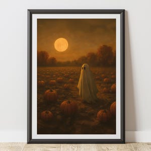 Puede incluir: Impresión artística enmarcada de Halloween que representa un fantasma en un campo de calabazas bajo la luna llena. La obra de arte tiene una paleta de colores cálidos otoñales con calabazas naranjas y una luna dorada. El fantasma está envuelto en una sábana blanca.