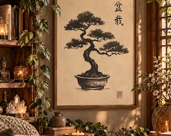 Puede incluir: Una impresión de arte mural enmarcada que presenta una pintura con tinta negra de un árbol bonsái en una maceta de cerámica. La obra incluye caracteres de caligrafía japonesa verticales en la esquina superior derecha y un sello cuadrado rojo pequeño.