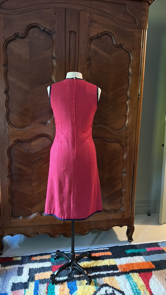 Vintage 60s Raspberry pink shift dress with navy … - image 4