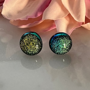 Sieraden van gesmolten glas, veelkleurige stud oorbellen van dichroïsch glas, glazen stekers, regenboog, rood-blauwe gouden oorbellen, sieraden van gesmolten glas