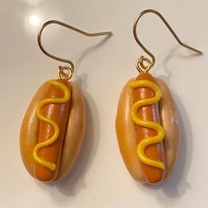 Boucles d'oreilles hot-dog, boucles d'oreilles en pâte polymère, boucles d'oreilles aliments, boucles d'oreilles miniatures alimentaires, boucles d'oreilles fantaisie, boucles d'oreilles mignonnes, boucles d'oreilles saucisses