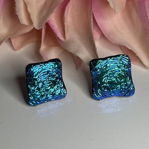 Sieraden van gesmolten glas, blauwe dichroïsche glazen oorstekers, glazen stekers, statement oorbellen, asymmetrische oorbellen, sierlijke oorbellen