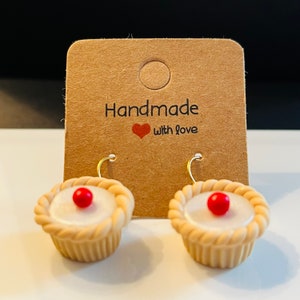 Boucles d&#39;oreilles tartelettes aux cerises faites main : bijoux culinaires miniatures
