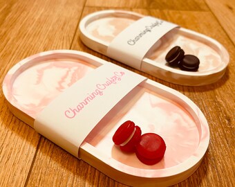 Vassoio portaoggetti Jesmonite fatto a mano: effetto marmo ovale con macarons