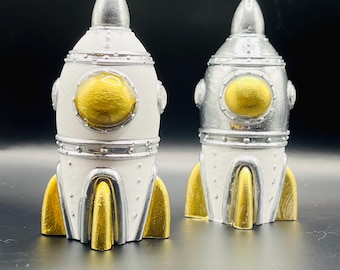 Handmade Ecoresin Spaceship Figurine: Metallic Painted Desk Decor
