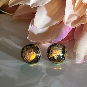 Sieraden van gesmolten glas, veelkleurige stud oorbellen van dichroïsch glas, glazen stekers, regenboog, rood-blauwe gouden oorbellen, sieraden van gesmolten glas