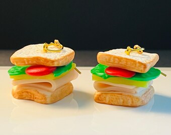 Orecchini a forma di panino al prosciutto in argilla polimerica: gioielli alimentari in miniatura