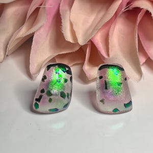 Sieraden van gesmolten glas, oorstekers van cottagecore-glas, glazen stekers, statement-oorbellen, asymmetrische oorbellen, sierlijke oorbellen