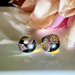 Sieraden van gesmolten glas, veelkleurige stud oorbellen van dichroïsch glas, glazen stekers, regenboog, rood-roze gouden oorbellen, asymmetrische oorbellen
