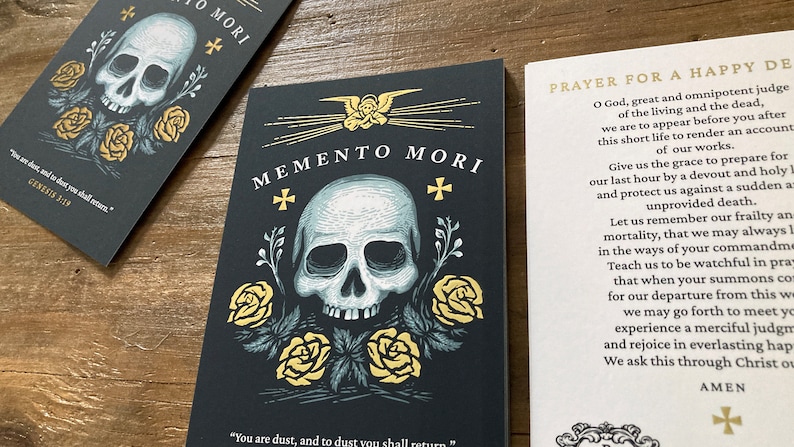Op de afbeelding: Memento Mori print met een zwarte achtergrond, een witte schedel met een gouden kruis erboven en drie gouden rozen met groene bladeren. De tekst "You are dust, and to dust you shall return" staat onderaan de print.