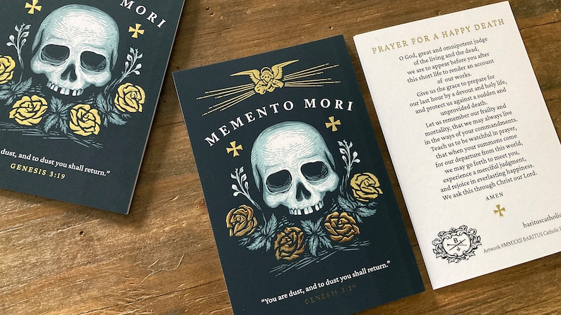 Op de afbeelding: Twee zwarte kaarten met gouden letters en illustraties. De eerste kaart toont een witte schedel met gouden rozen en de tekst "Memento Mori" en "Gij zijt stof, en tot stof zult gij wederkeren." De tweede kaart toont een gebed voor een gelukkige dood met de tekst "Gebed voor een gelukkige dood" en "Amen".