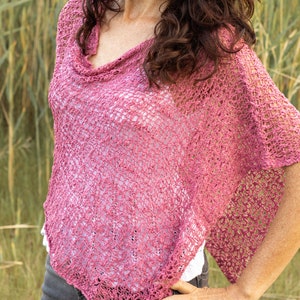 Poncho ample en tricot rose, couvre-épaule bohème, poncho ajouré léger, pull asymétrique pour l'été, vêtements en tricot décontractés pour femmes image 2