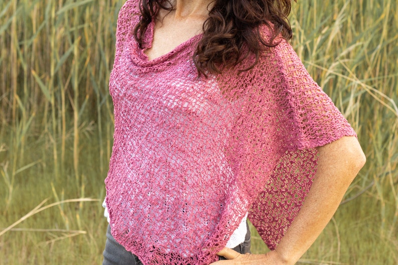 Poncho ample en tricot rose, couvre-épaule bohème, poncho ajouré léger, pull asymétrique pour l'été, vêtements en tricot décontractés pour femmes image 2