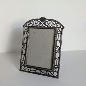 Vintage Ornate Gold Tone bronze metal Picture Frame, Retro Victorian style tabletop photo frame