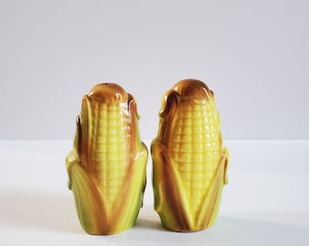 Vintage 1960s Corn on the cob Salt and Pepper Shakers, Mid Century Modern Kitsch, Retro Mod Corn Figure