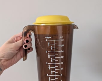 Vintage Rubbermaid brown plastic measuring cup pitcher with lid