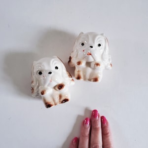 Vintage jaren 1960 puppyhond zout- en pepervaatje, moderne kitsch uit het midden van de eeuw, retro mod-figuur