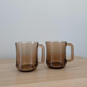 Juego de 2 tazas de café vintage de vidrio ahumado Duralex France, años 70, color marrón ámbar