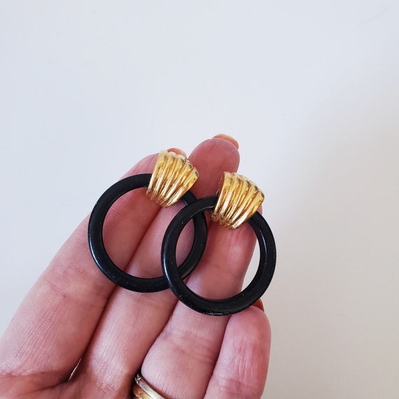 80’s Vintage Black and Gold Plastic Hoop Stud Ear… - image 8