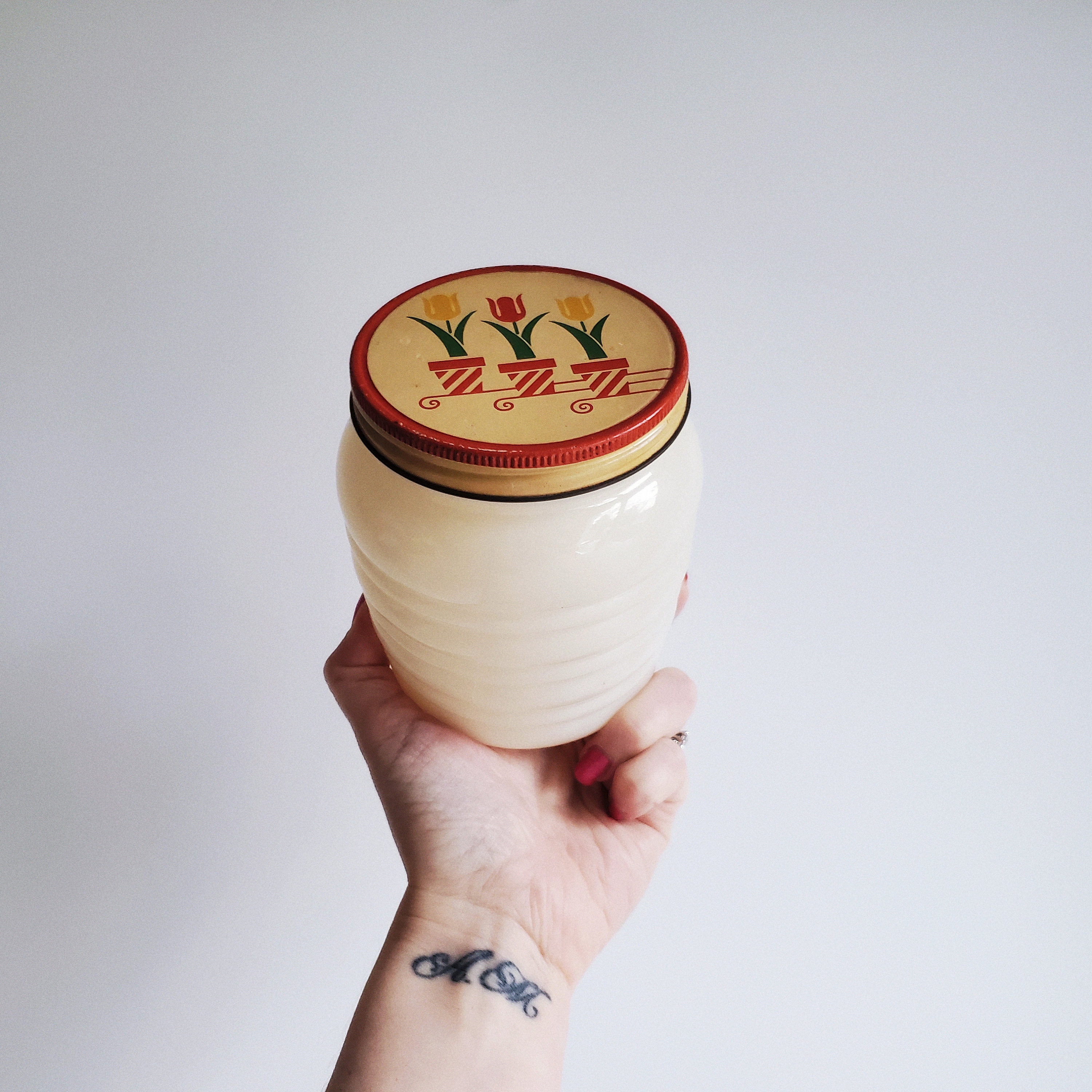 ヴィンテージFire King チューリップ柄 グリースジャー·アイボリー ヴィンテージFire King チューリップ柄 グリースジャー·アイボリー