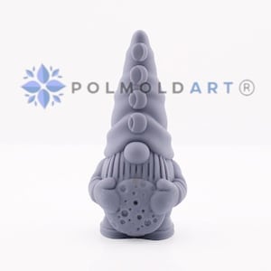 Könnte beinhalten: Graue Zwergfigur mit einem hohen, konischen Hut mit Mondphasen-Designs. Der Zwerg hält einen mondförmigen Gegenstand. Die Figur hat einen langen Bart und steht auf weißem Hintergrund. Der Text "POLMOLDART®" ist sichtbar.