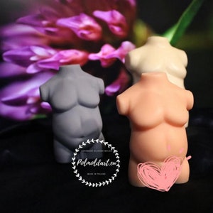 Könnte beinhalten: Drei Silikon-Torsoformen in Grau, Beige und Pfirsichfarben. Die Formen sind kopflos und weisen detaillierte anatomische Formen auf. Das Bild enthält ein Logo mit dem Text "Polmoldart.eu" und "Made in Poland".