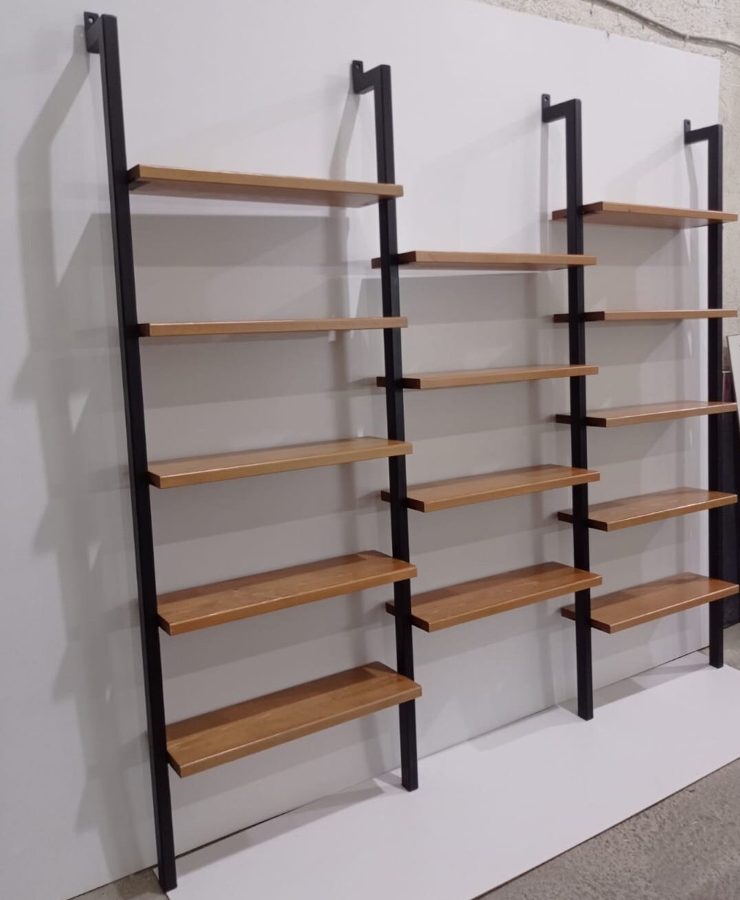 Wooden Decorative Design 3 Compartment Accessory Rack Bookcase